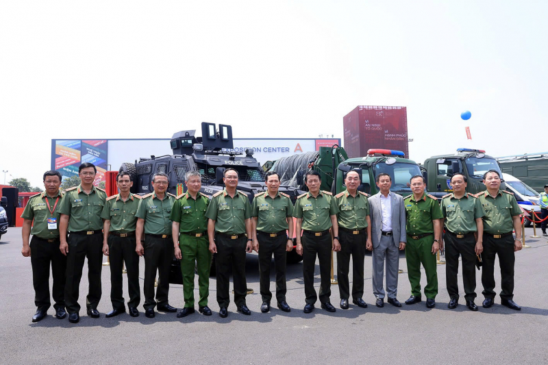 Lãnh đạo Bộ Công an tham quan Triển lãm 80 năm thành tựu đất nước -0