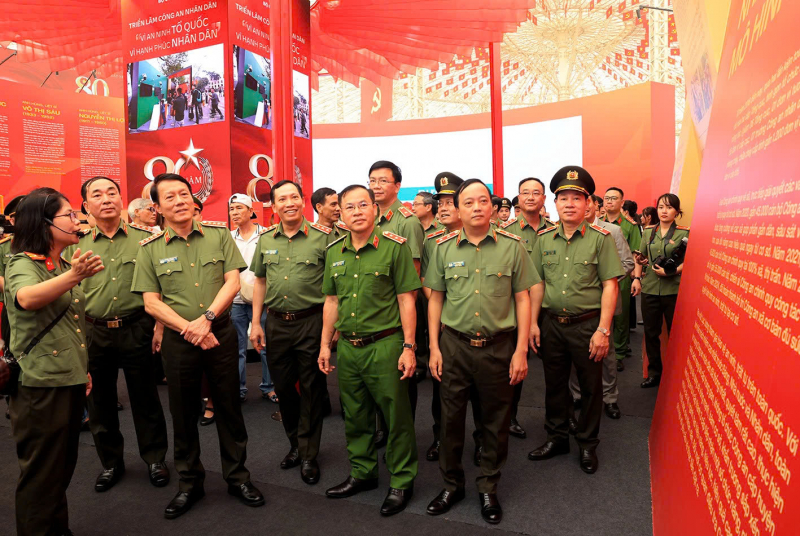 Lãnh đạo Bộ Công an tham quan Triển lãm 80 năm thành tựu đất nước