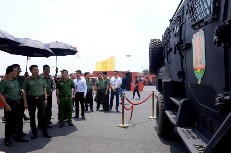 Lãnh đạo Bộ Công an tham quan Triển lãm 80 năm thành tựu đất nước -0