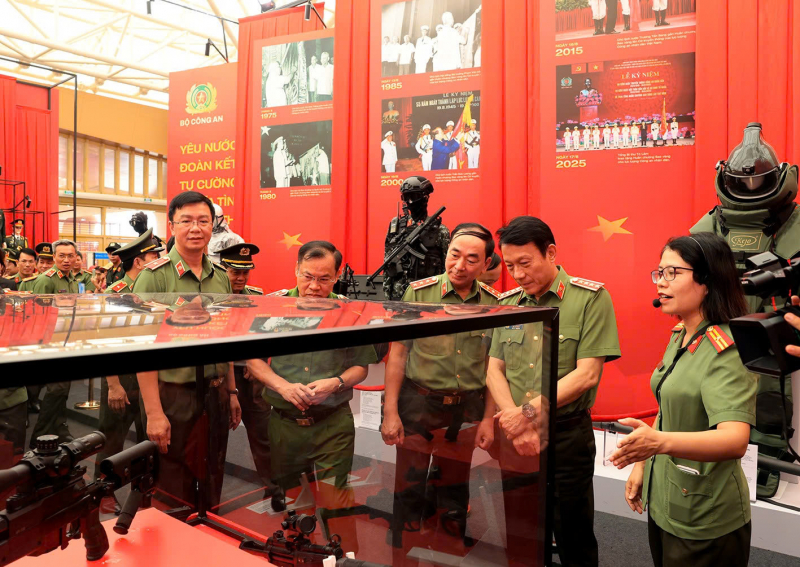 Lãnh đạo Bộ Công an tham quan Triển lãm 80 năm thành tựu đất nước -0
