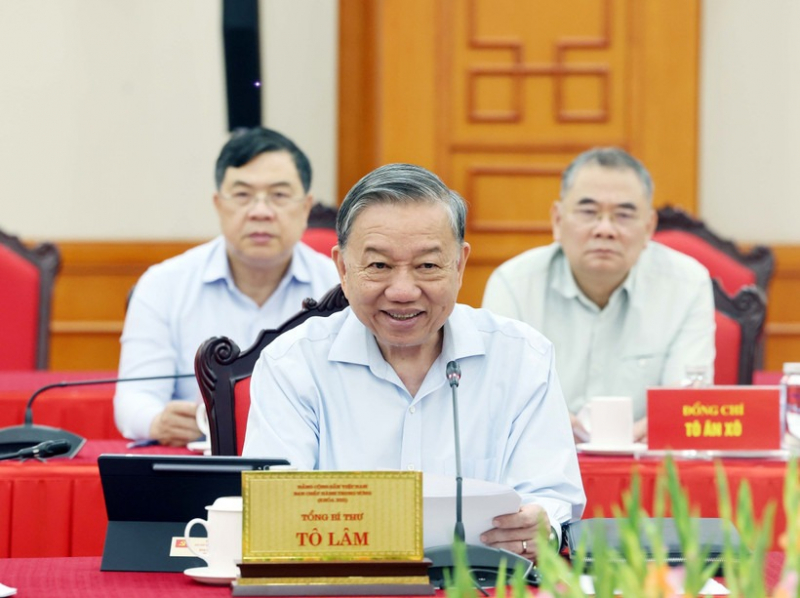 Politburo reviews preparations for 8th Congress of Central Public Security Party Committee -0