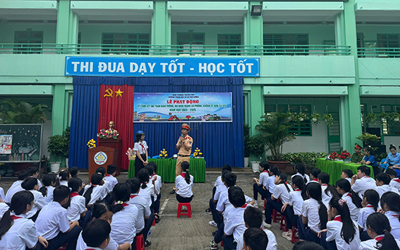 Tuyên truyền, ký kết chấp hành Luật Giao thông cho học sinh đầu năm học mới -2