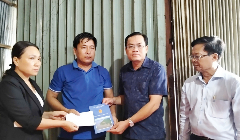 Lãnh đạo tỉnh Cà Mau thăm hỏi, hỗ trợ gia đình có người bị ong đốt tử vong -0