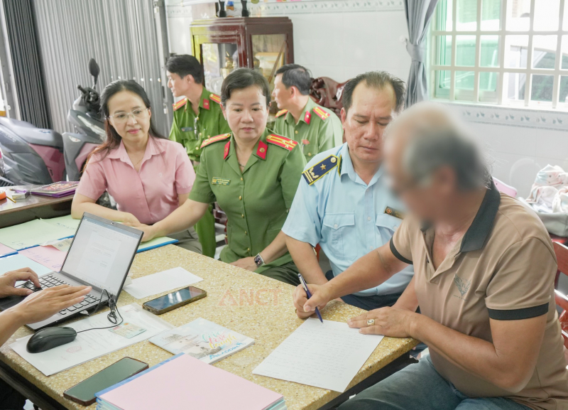 Bắt quả tang cơ sở photocopy trái phép giáo trình của NXB Chính trị quốc gia -0