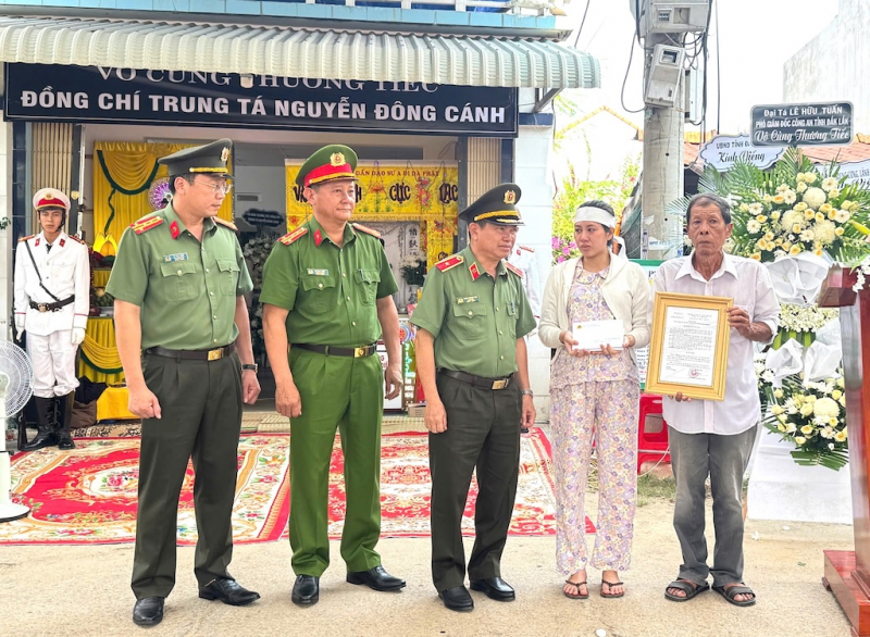 Đồng đội và nhân dân xúc động viếng hương Trung tá Nguyễn Đông Cánh -0