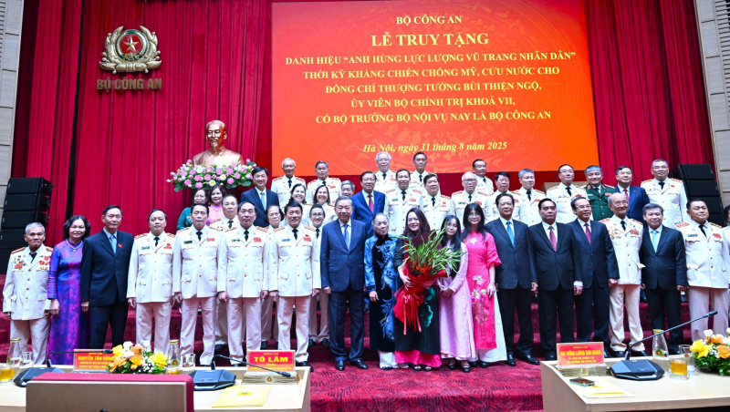 Hero of the People’s Armed Forces title posthumously awarded to late Minister of Home Affairs Bui Thien Ngo -0