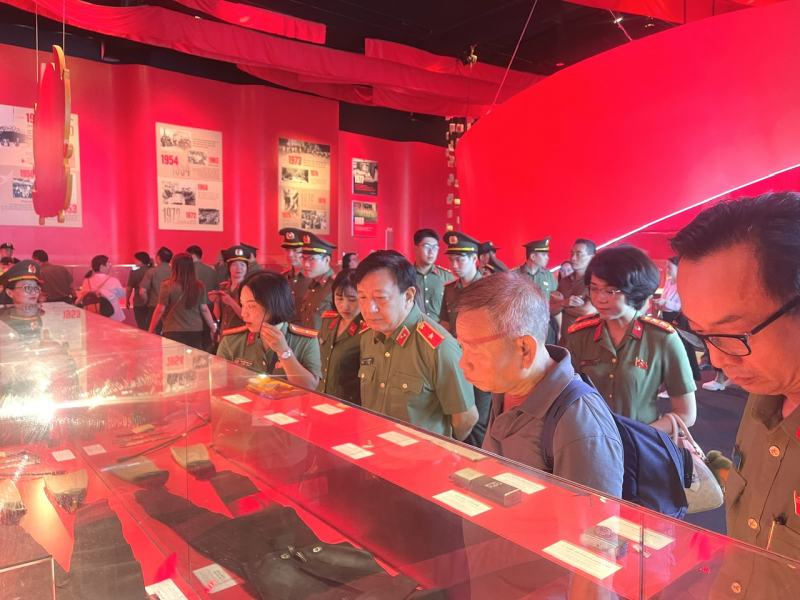Đoàn đại biểu Cục Truyền thông CAND tham quan không gian triển lãm 80 năm thành tựu đất nước -0