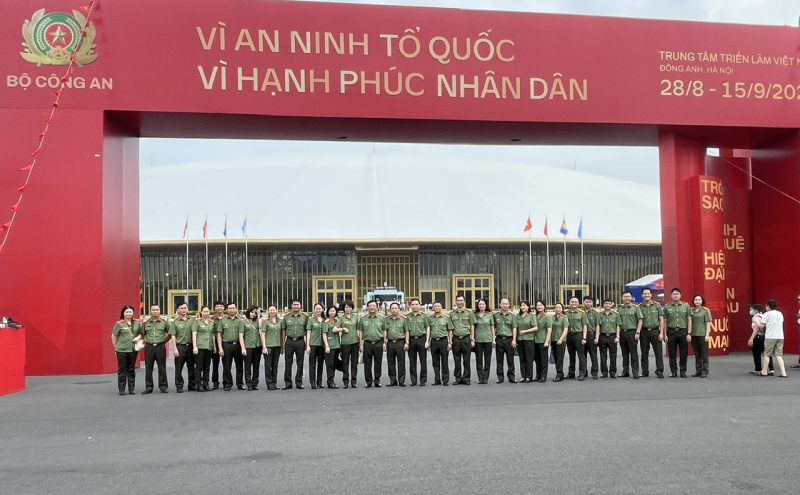 Đoàn đại biểu Cục Truyền thông CAND tham quan không gian triển lãm 80 năm thành tựu đất nước -0