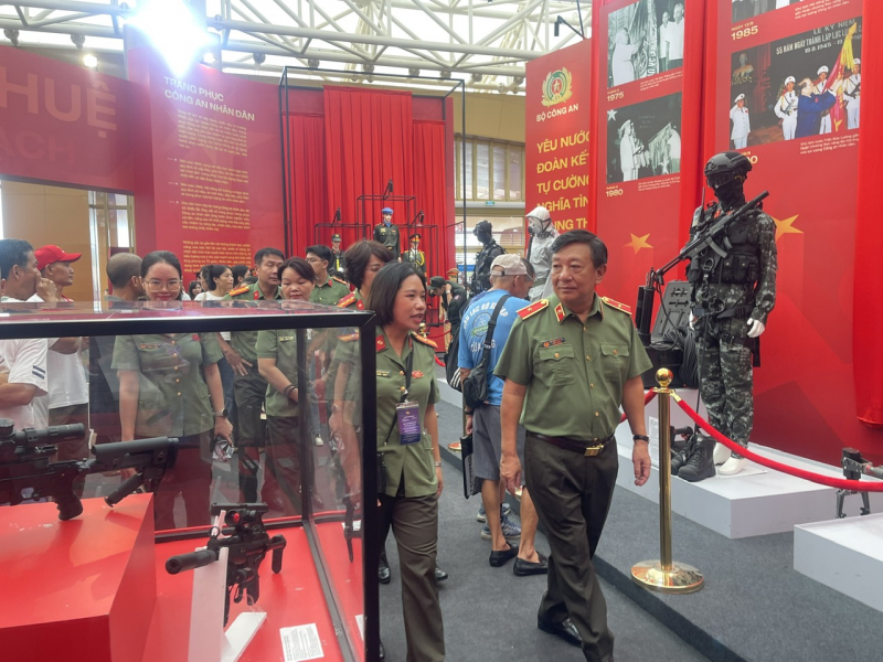 Đoàn đại biểu Cục Truyền thông CAND tham quan không gian triển lãm 80 năm thành tựu đất nước -0