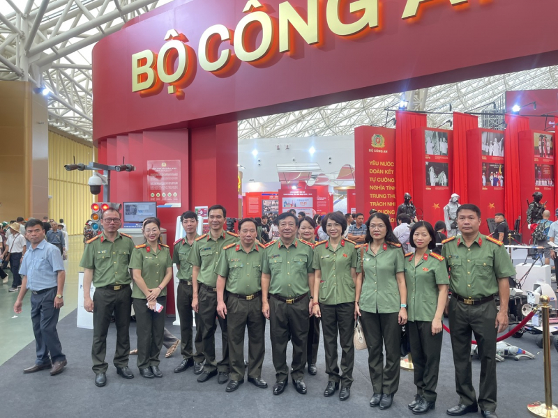 Đoàn đại biểu Cục Truyền thông CAND tham quan không gian triển lãm 80 năm thành tựu đất nước -0