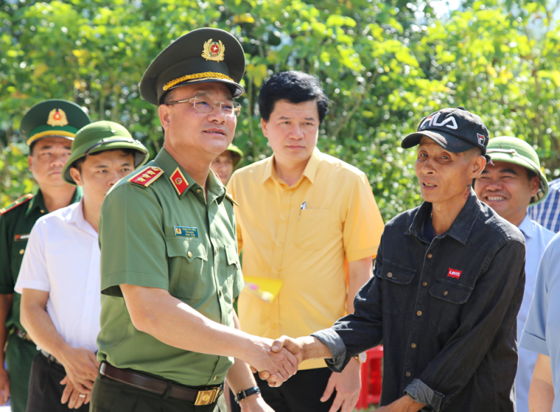 “Chạy đua” với thời gian xây nhà, trường học ở miền Tây xứ Nghệ -0
