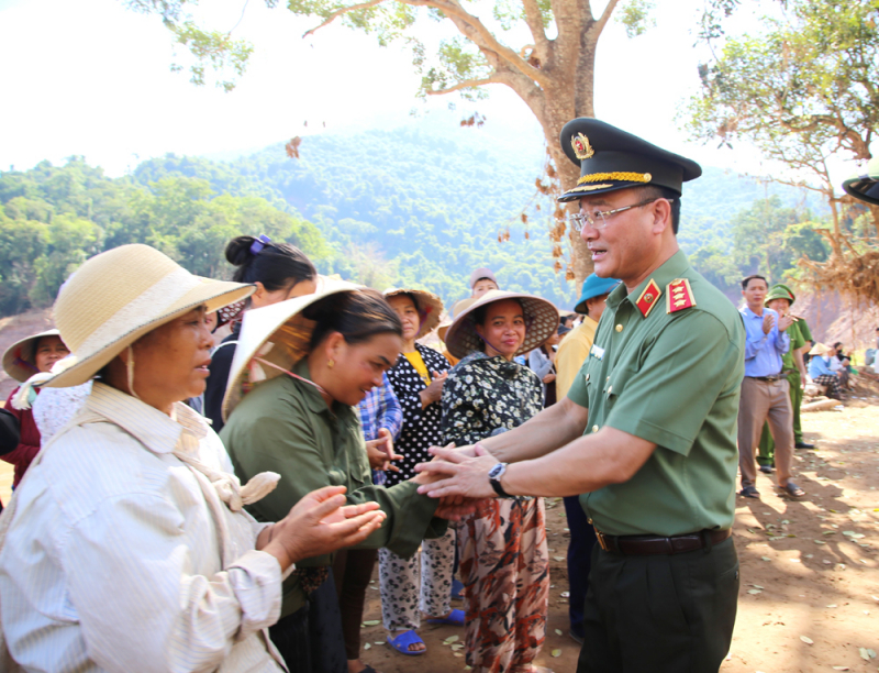 “Chạy đua” với thời gian xây nhà, trường học ở miền Tây xứ Nghệ -0