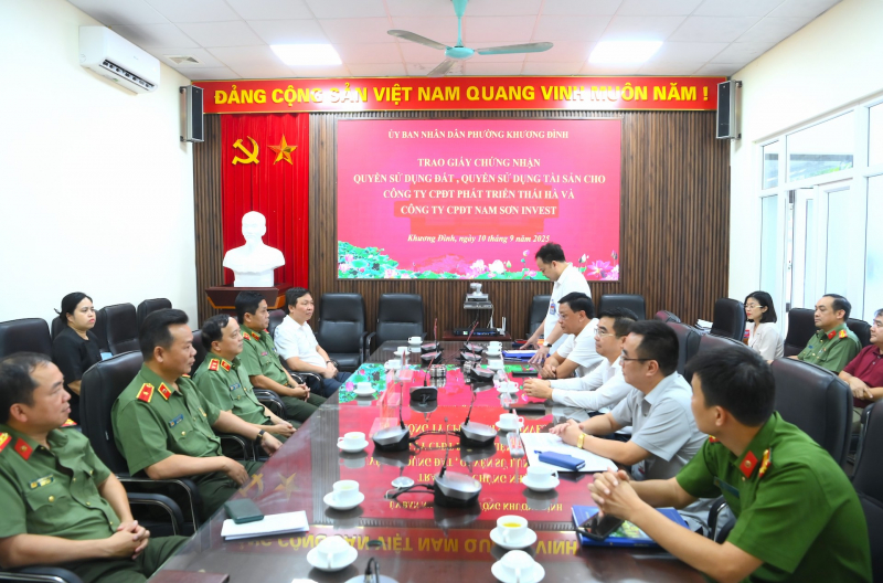 Trao Giấy chứng nhận quyền sử dụng đất để thực hiện dự án xây dựng nhà ở cho CBCS tại phường Khương Đình -0