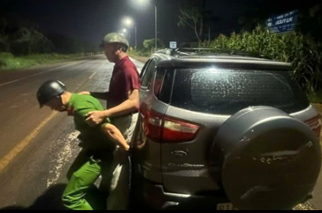 Phát hiện xe ô tô có dấu hiệu bất thường, Công an xã kịp thời cứu người đàn ông bị đột quỵ -0