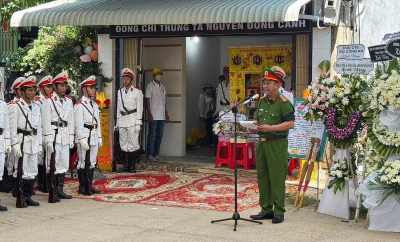 Nghẹn ngào tiễn biệt cán bộ Công an hy sinh khi truy bắt tội phạm -0