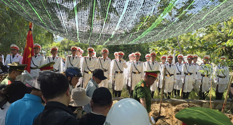 Nghẹn ngào tiễn biệt cán bộ Công an hy sinh khi truy bắt tội phạm -0