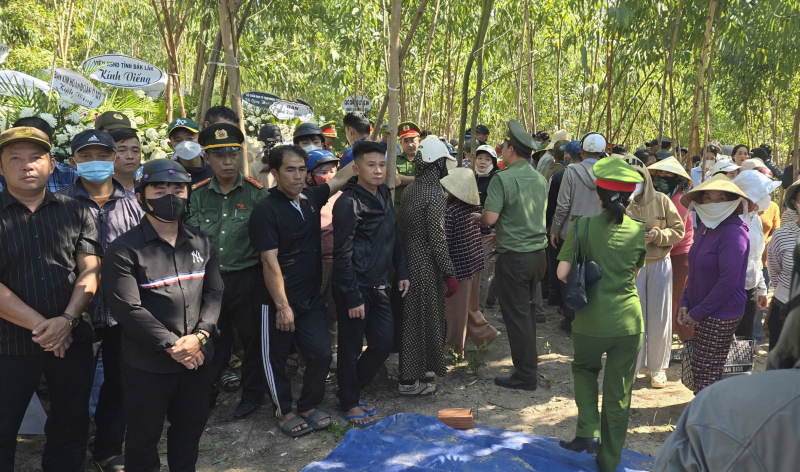 Nghẹn ngào tiễn biệt cán bộ Công an hy sinh khi truy bắt tội phạm -0