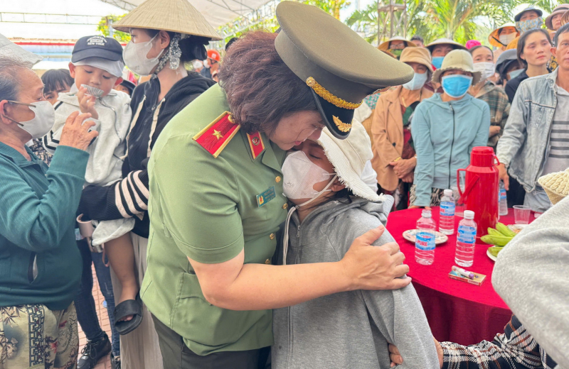 Nghẹn ngào tiễn biệt cán bộ Công an hy sinh khi truy bắt tội phạm -0