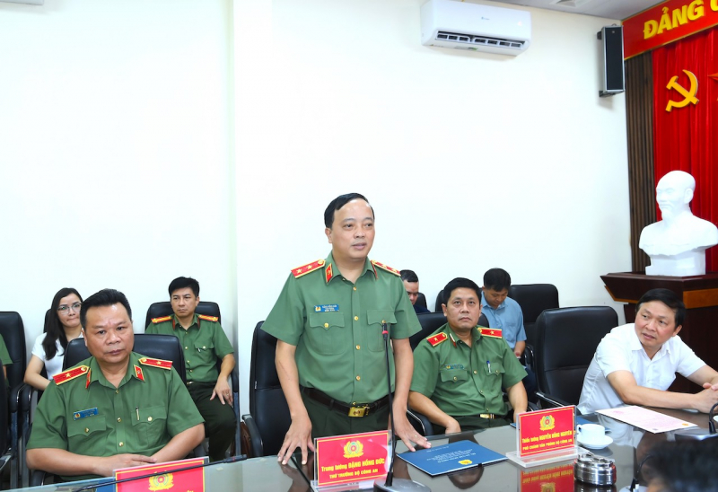 Trao Giấy chứng nhận quyền sử dụng đất để thực hiện dự án xây dựng nhà ở cho CBCS tại phường Khương Đình -1