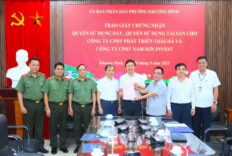 Trao Giấy chứng nhận quyền sử dụng đất để thực hiện dự án xây dựng nhà ở cho CBCS tại phường Khương Đình -0