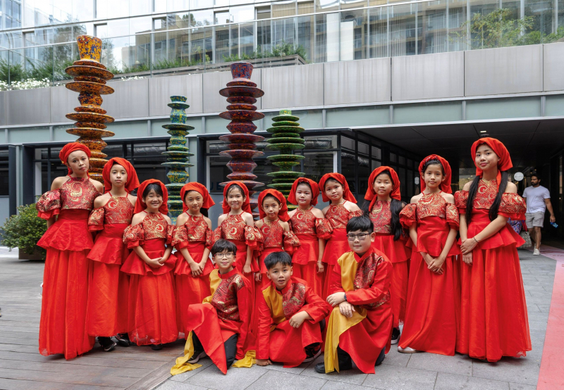 Áo dài Việt Nam rực rỡ trong Ngày hội văn hóa Đông Nam Á tại London -0