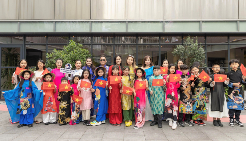 Áo dài Việt Nam rực rỡ trong Ngày hội văn hóa Đông Nam Á tại London -0