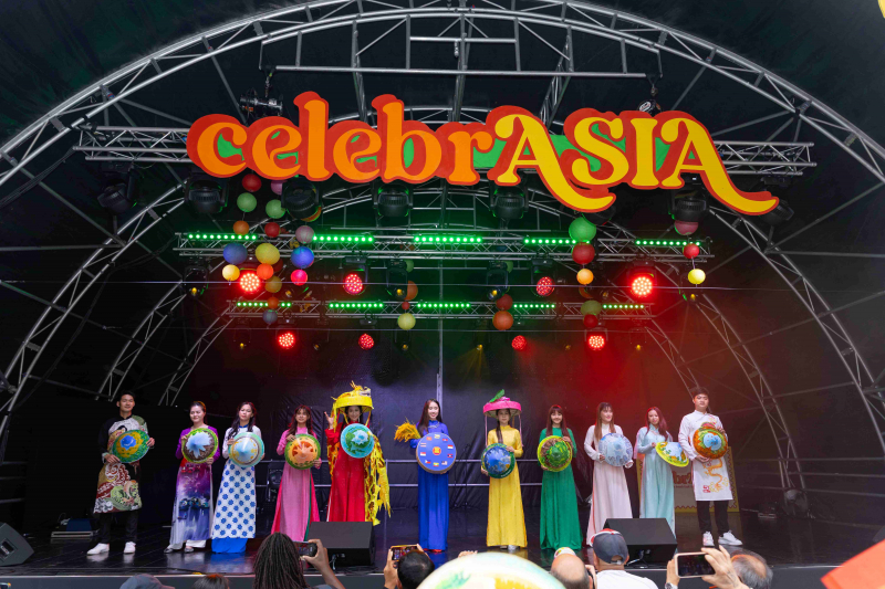 Áo dài Việt Nam rực rỡ trong Ngày hội văn hóa Đông Nam Á tại London -0