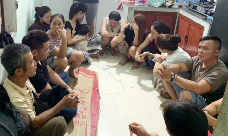 Triệt xóa sới bạc, bắt giữ 15 đối tượng -0