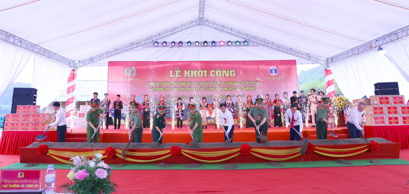 Deputy Minister Nguyen Van Long attends groundbreaking ceremony for boarding schools in Lai Chau -1