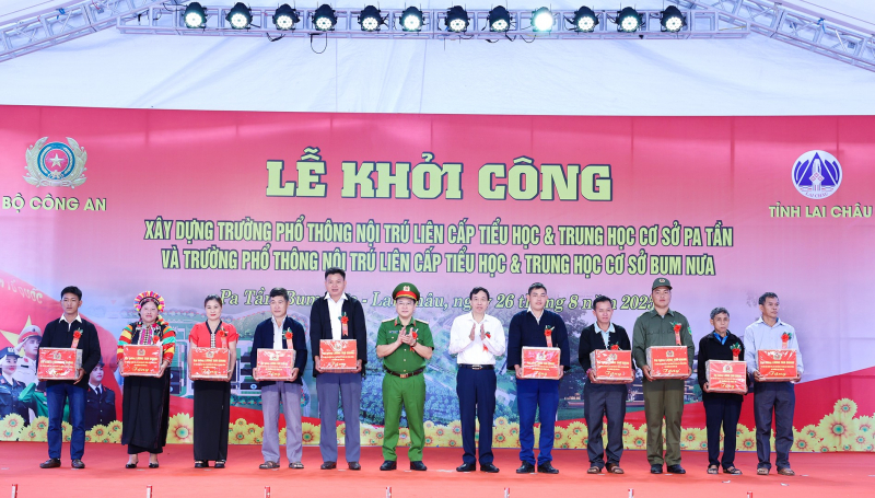 Deputy Minister Nguyen Van Long attends groundbreaking ceremony for boarding schools in Lai Chau -2
