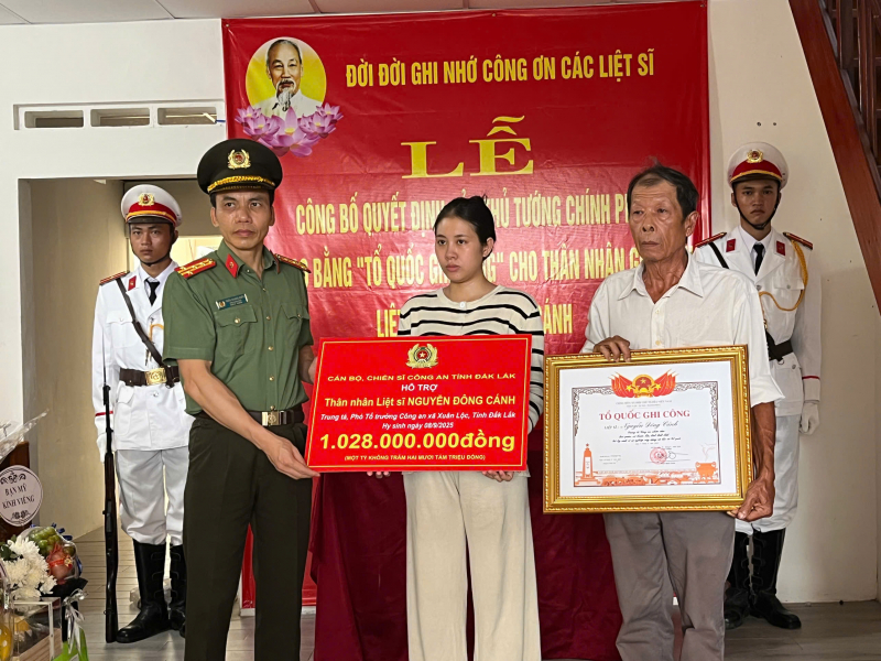 Trao Bằng Tổ quốc ghi công cho Trung tá Nguyễn Đông Cánh -0