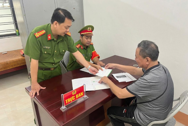 Công an phường Lào Cai kịp thời ngăn chặn một vụ lừa đảo qua mạng -0