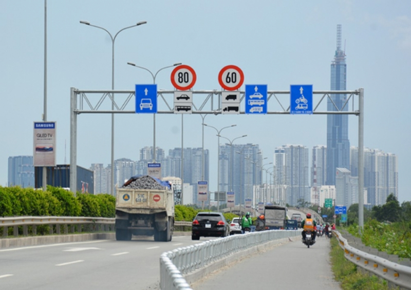 Khắc phục xong hơn 11.000 cụm đèn, biển báo giao thông có bất cập -0