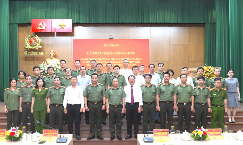 Nhiều tập thể, cá nhân có thành tích xuất sắc đột xuất trong triển khai thực hiện các dự án hỗ trợ Bộ Công an Lào -0