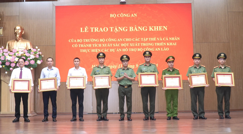 Khen thưởng các tập thể, cá nhân trong triển khai thực hiện các dự án hỗ trợ Bộ Công an Lào