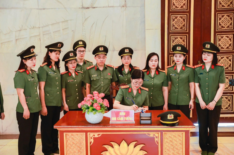 Cục Công nghiệp an ninh dâng hương căn cứ địa cách mạng Pác Bó -0