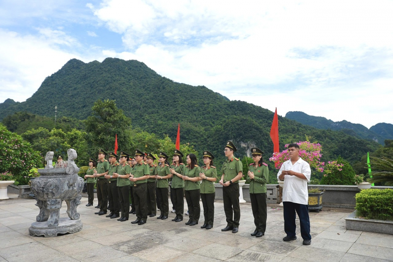 Cục Công nghiệp an ninh dâng hương căn cứ địa cách mạng Pác Bó -0