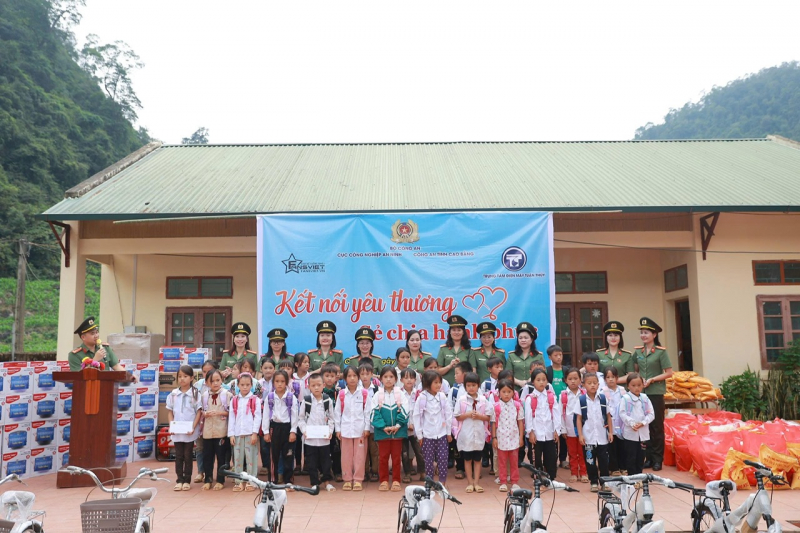 Cục Công nghiệp an ninh dâng hương căn cứ địa cách mạng Pác Bó -0