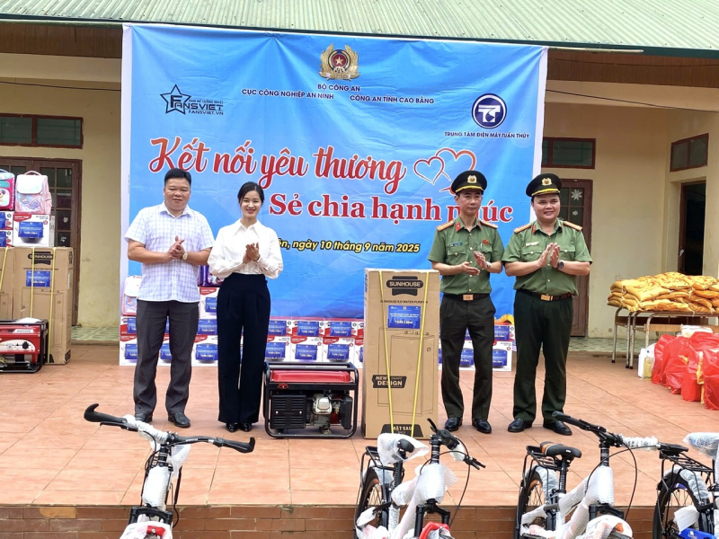 Cục Công nghiệp an ninh dâng hương căn cứ địa cách mạng Pác Bó -0