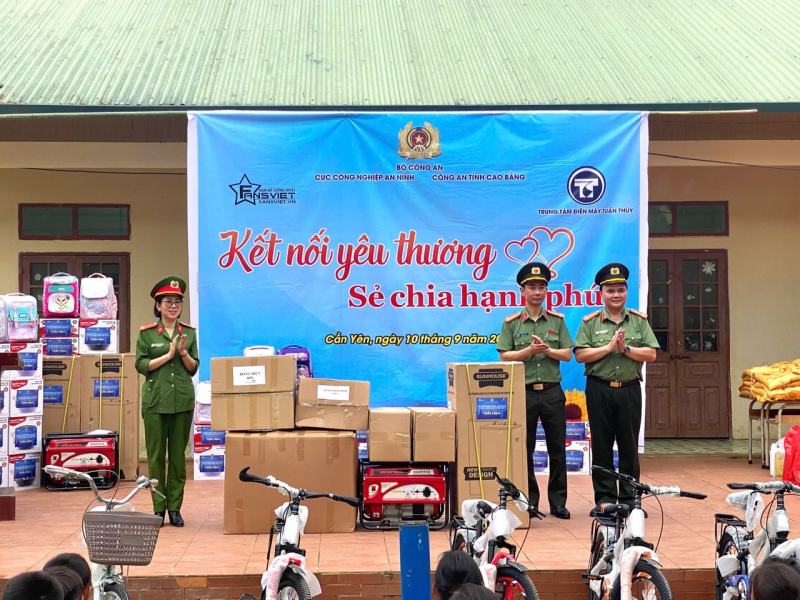 Cục Công nghiệp an ninh dâng hương căn cứ địa cách mạng Pác Bó -0