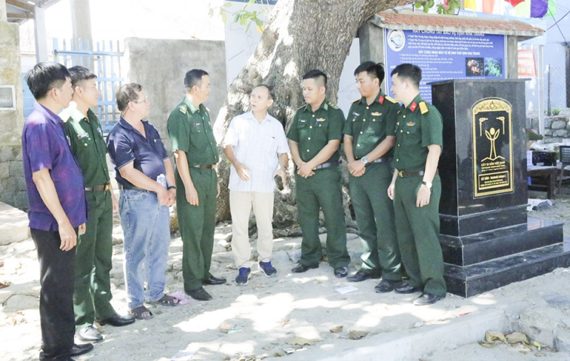 ð%3fi tá, nhà van ph%3fm thanh khuong (th%3f 4 t%3f ph%3fi sang) trao d%3fi v%3fi cán b%3f, chi%3fn si ð%3fn biên phòng bích ð%3fm bên cây bàng trên 150 tu%3fi.jpg -1