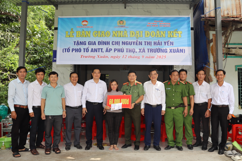 Báo CAND trao nhà đại đoàn kết cho thành viên tham gia bảo vệ ANTT ở cơ sở -0
