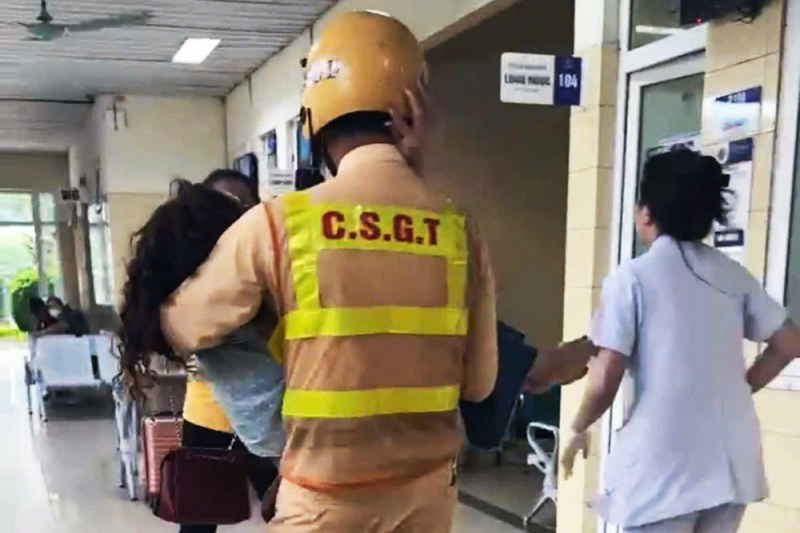 CSGT Hà Nội mở đường cho xe ô tô đưa người phụ nữ bị co giật đi cấp cứu -0