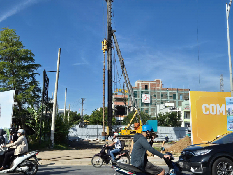 Cao ốc căn hộ xây dựng rầm rộ ngay điểm nghẽn giao thông, Sở Xây dựng “chưa thấy” hồ sơ thiết kế -1