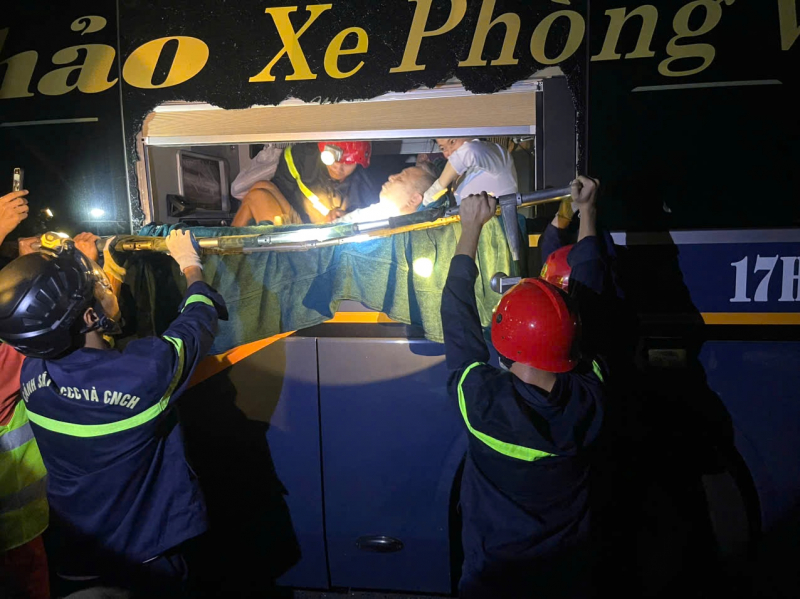 Tai nạn giao thông liên hoàn trên cao tốc La Sơn- Túy Loan, 12 người mắc kẹt trong xe khách -0