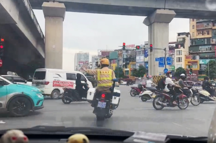 Câu chuyện phía sau bức ảnh CSGT bế người phụ nữ bị co giật vào bệnh viện -0