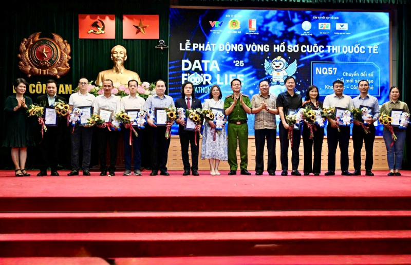 Lễ phát động vòng hồ sơ cuộc thi quốc tế Data for Life 2025 với chủ đề “Hack for Growth 2025” -0