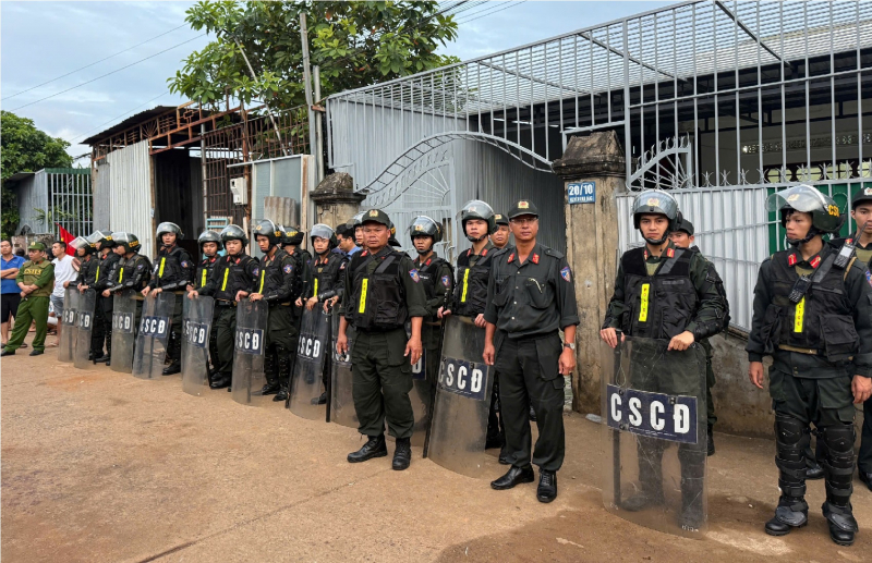 Hàng trăm Cảnh sát truy bắt nghi can sát hai 4 người trong một gia đình -0
