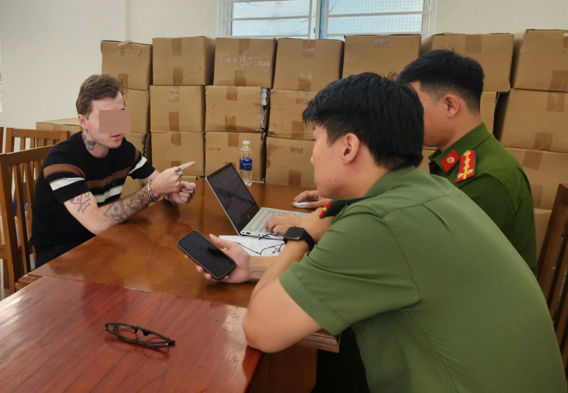 Tạm giữ một người nước ngoài mang súng vào quán bar -0
