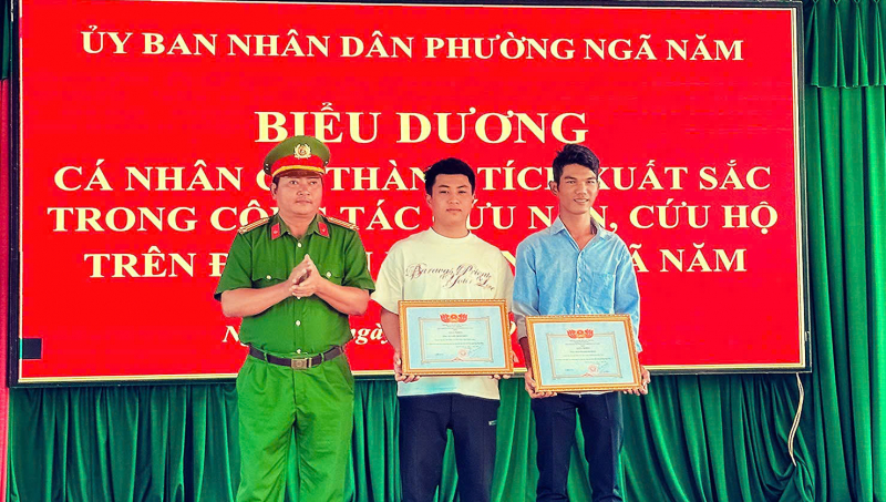 ផ្តល់រង្វាន់ដល់យុវជនក្លាហាន២នាក់ ដែលបានជួយសង្គ្រោះមនុស្សលង់ទឹក -0